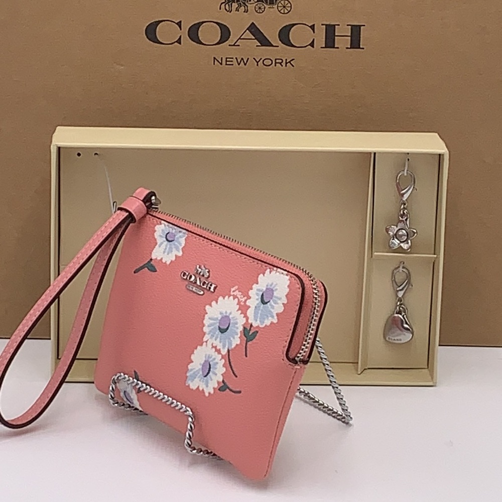 COACH Boxed Corner Zip Wristlet With Daisy Print COLOR:
Silver/Bubblegum… - Picture 3 of 16